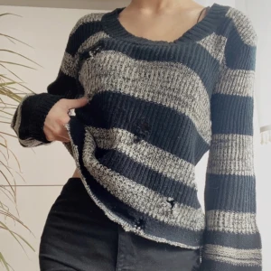 stickad tröja - skit snygg ”downtown girl” stickad tröja med grunge slitningar! jättebra passform o fint skick <3