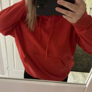 röd hoodie från weekday, knappt använd! väldigt stor i storleken💕
