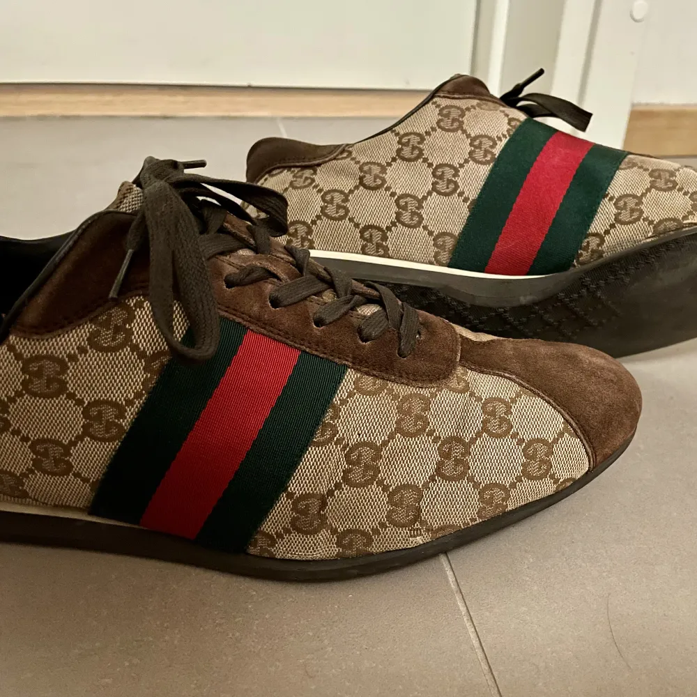 Klassiska sneakers från Gucci i tyg med det tidlösa GG-mönstringen.   Köpta på Gucci i Stockholm för några år sedan för ca 6800kr. Säljes med dustbag men utan kartong och kvitto då jag ställa samlar på sådant. Normalt slitage. . Skor.