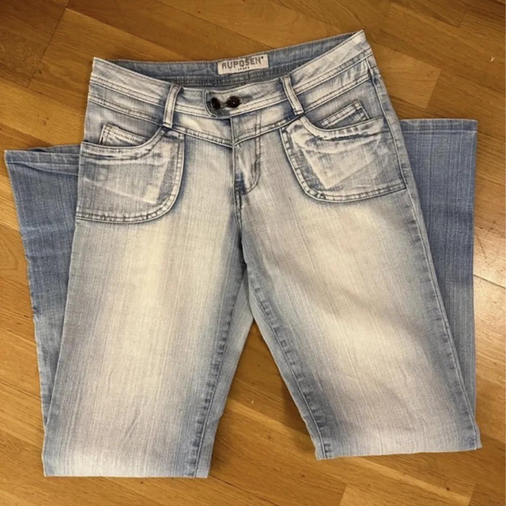 Så snygga jeans i mycket bra bra skick ! Står storlek M men passar bättre på S. Skickar gärna mått privat🩷. Jeans & Byxor.