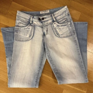 Jeans  - Så snygga jeans i mycket bra bra skick ! Står storlek M men passar bättre på S. Skickar gärna mått privat🩷