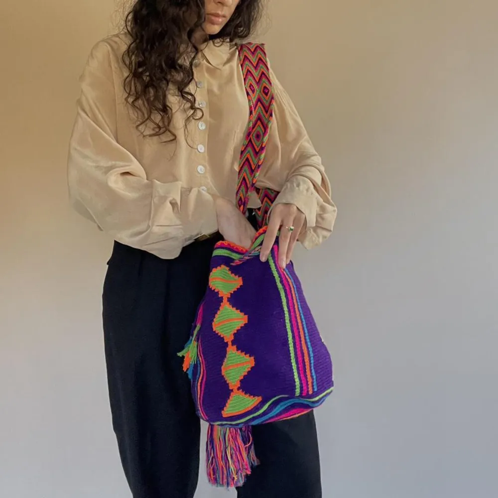 This vintage Mochila bucket bag is made in Colombia with colorful threads made of Cotton and Aloe.    Drawstring Closure with Fringed Tassels  30 CM/14 IN Length of Bag (not including strap) 25 CM/11 IN Width 53 CM/ 20.9 IN Drop . Väskor.