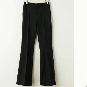 Svarta kostymbyxor  - Kostymbyxor från GinaTricot. Knappt använda och som nya. Storlek M. Stretchigt material. Medelhöga med bootcut. Nypris 349 kr.