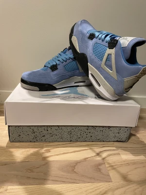 Jordan 4 retro university blue  - Jordan university, orginalpris 7999 helt oanvända.( inga byten) 