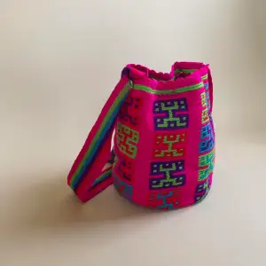 This vintage Mochila bucket bag is made in Colombia with colorful threads made of Cotton and Aloe.   Drawstring Closure with Fringed Tassels  30 CM/14 IN Length of Bag (not including Strap) 25 CM/11 IN Width 53 CM/ 20.9 IN Drop  #bucketbag #shoulderbag #c