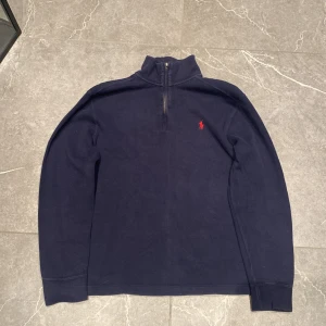 Ralph lauren halfzip - Säljer denna otroligt trendiga Ralph lauren halfzip. Tröjan är i nyskick inga skavanker storlek m, skriv vid funderingar. Nypris 1200