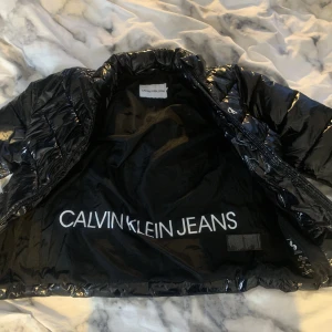 Calvin Klein  - Säljer min Calvin Klein vinterjacka i storlek S, priset går att diskuteras 💘 Nypris är 1700kr