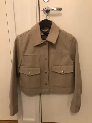 Beige snygg jacka från Zara i storlek xs. Obetydligt använd, så jättefräsch. 