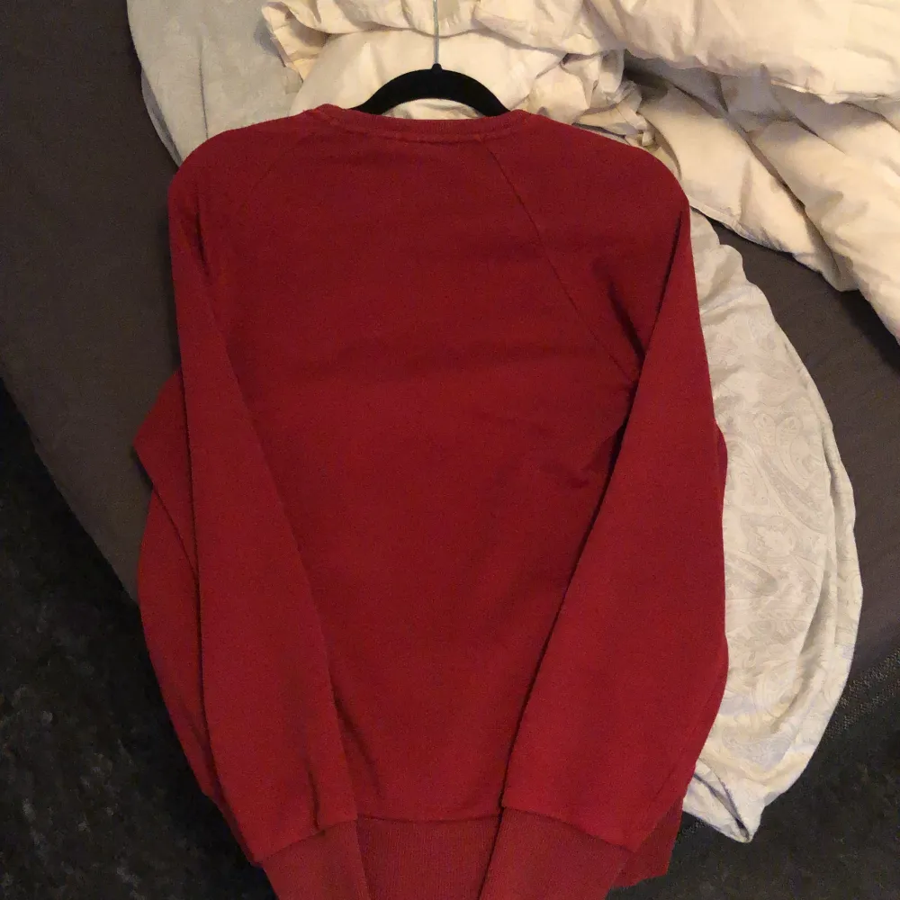 Säljer min röda peak tröja. I storlek S unisex. Säljs för den kommer inte till användning längre. Tvättas innan. Tröjor & Koftor.