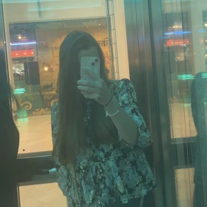 Söt blus - Hej, säljer denna söta blus från only. Endast andvänd 1 gång dvs nästan nyskick. Hör gärna av er för fler bilder.