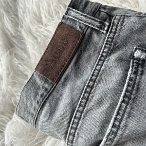 Acne jeans i färgen grå, storlek 31/32 slim fit. Inga defekter, nypris 2100kr, mitt pris 599kr!