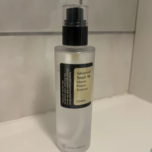 Cosrx snail serum - Snail 96 serum. Lite använd därav priset (syns på bilden). Funkade ej med min hud typ därför säljer jag.
