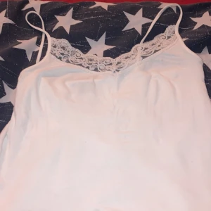 spets linne - bra skick. har ett litet hål på ryggen men inget som syns jätte tydligt.