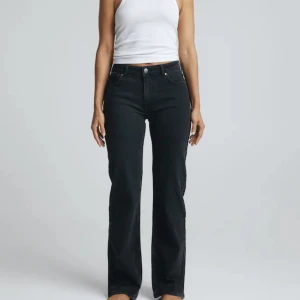 Mid rise Jeans - Mid rise jeans från bikbok storlek 30/32! (Ungefär M) helt nya med prislappen kvar! Säljer då jag köpte två storlekar och den här var för stor!❤️❤️nypris 699kr!❤️skriv för egna bilde!