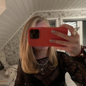 Mobilskal - Nu säljer jag detta mobilskal från REVELON i en jätte fin coral färg, säljer då för att jag beställde fel storlek. På bild 2 ser du en bra bild på hur färgen är och på bild 3 ser man också att de har gått sönder lite (där av priset)🥰 Köpte för runt 300kr❣️