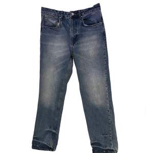 Säljer ett par riktigt fina jeans från ASOS. Storlek W30 L30. Straight fitt. 20,5 cm breda vid foten