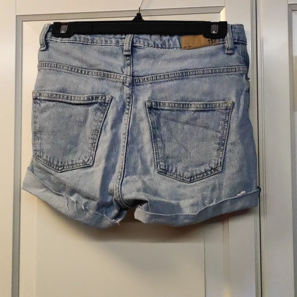 Enkla jeans shorts, original var de jeans men jag klippte dem. Väl använda men bra skick.. Shorts.