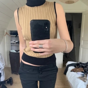 Cool topp - Snygg polotopp i guld/senapsgult och svart! Pris kan disskuteras!