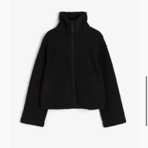 Teddyjacka - Eftertraktad och slutsåld Teddyjacka säljs!🩷storlek XL men sitter perfekt på mig som brukar ha S i tröjor