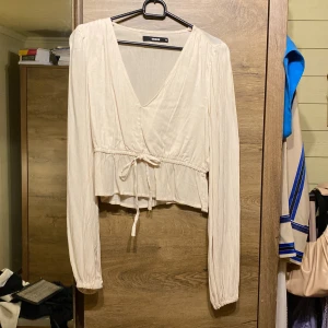 Blus - Beige blus från bikbok små tecken på användning finns men inget stort