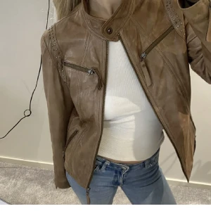 Brun skinnjacka  - Snygg brun skinnjacka som är köpt vintage 