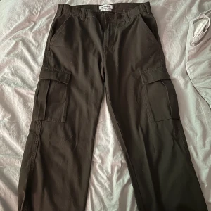 Bruna cargobyxor stl s - Aldrig använda cargobyxor i storlek s