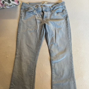 Levis bootcut - Så vackra levis bootcut jeans som dessutom är lågmidjade!! Midjemåttet är 44cm 
