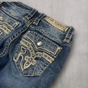 R11 Rock Revival Bootcut jeans  - Rock Revival jeans i model Boot 💜 Tag 25W 💜Midja (rakt över) 33cm 💜 Innerben 68cm 💜 Ytterben 92cm 💜 Benöppning 20cm 💜 Uppsydda 💜Våra mått blir W=25, L=26 💜 Men jämför alltid måtten💜R11