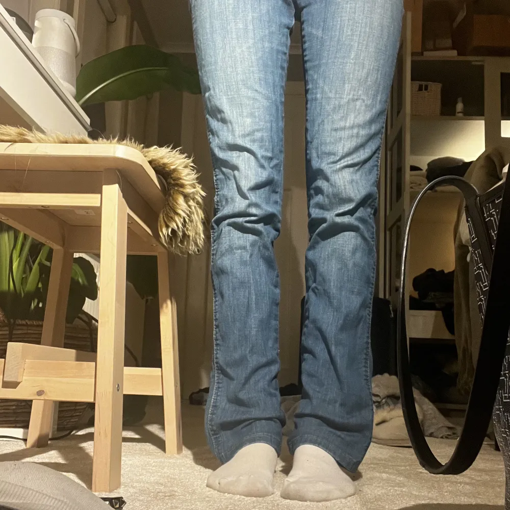 Så snygga lågmidjade bootcut jeans! Skriv för frågor, jag är 166❤️. Jeans & Byxor.