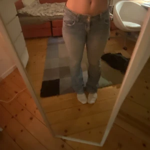 Lågmidjade jeans - Ljusblå lågmidjade jeans från Levis i storlek 30/32, skriv privat för frågor 