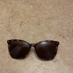 Solglasögon  - Solglasögon från Tommy hilfiger i mycket bra skick