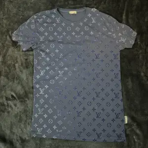 En fräsh louisvuitton t shirt i storlek Xl men det passar som M, inga fel den, sparsamt använd 