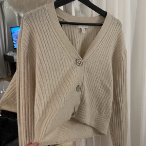 Kofta/Tröja - Jätte fin och gullig kofta/ tröja.