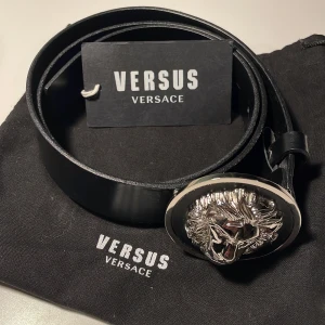 Versace bälte - Versace bälte i bra skick. Finns med CLG kod. 95 cm.