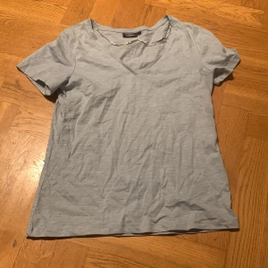 Basic tröja - Säljer denna t-shirt då den aldrig kommit till användning, köpt för 180 ungefär o säljer nu för 40 då de är väldigt bra skick🤍 skriv för mer info eller prisförslag🫶🏻