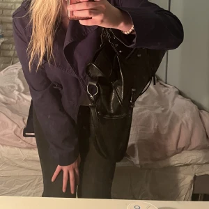 marinblå vårjacka - marinblå ”vårjacka” från vero moda Ser lila ut på kamera men är mörkblå i verkligheten! 