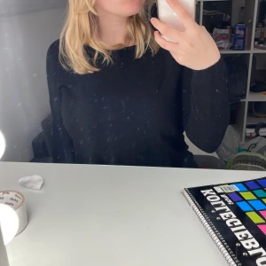 Svart tröja - Säljer denna svarta tröja/tunnare sweatshirt. Mycket skönt material och de är även mönstrat (andra bilden) ber om ursäkt för katthåret på andra bilden:) tröjan har tvättats efter de. Köpt på salt. 