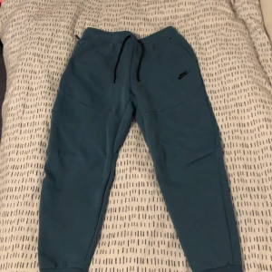 Nike tech fleece  - Sköna Nike tech byxor i en färg som inte säljs längre, det är även den gamla modellen. Hör av er om ni har frågor eller funderingar kring byxorna!😁