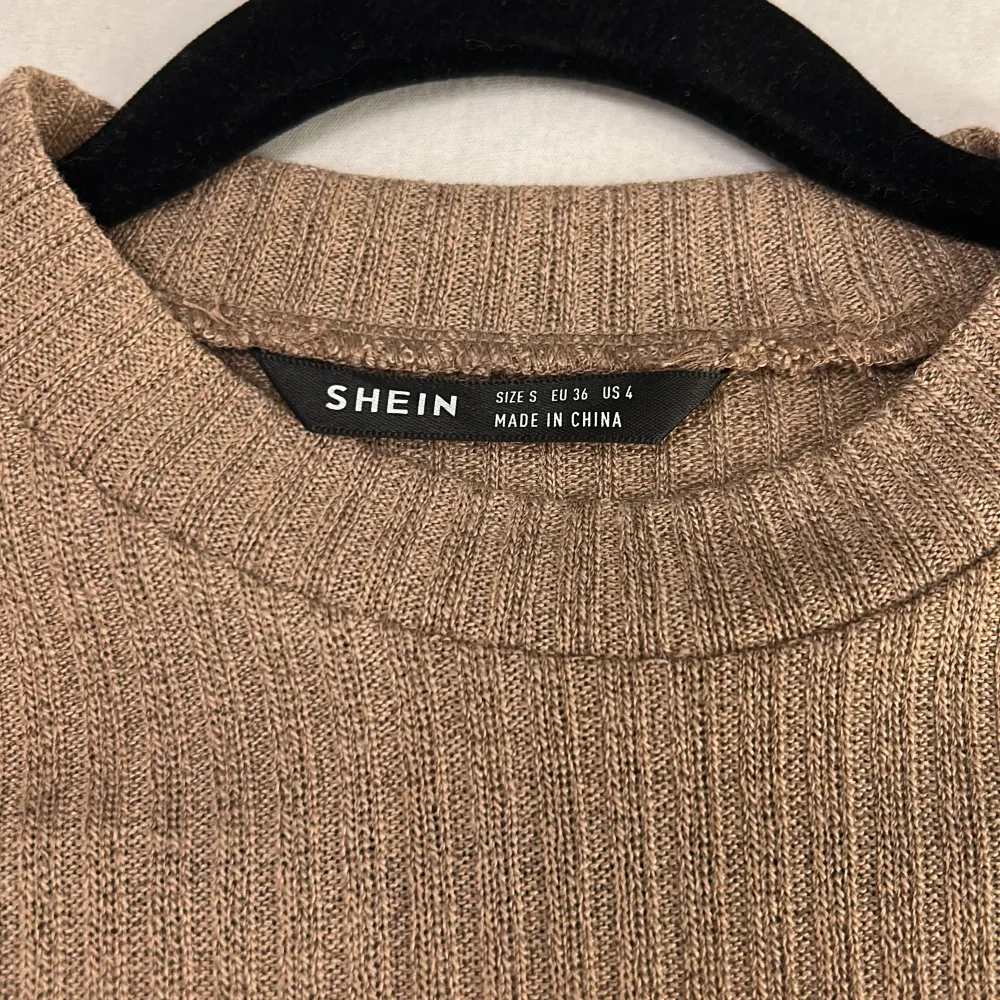Tänkte sälja min bruna magtröja ifrån SHEIN i storlek S 🤎. T-shirts.