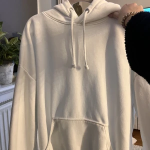 Hoodie - Nästan helt oanvänd hoodie från bikbok. Storlek S nypris 400kr❤️ inga defekter alls.