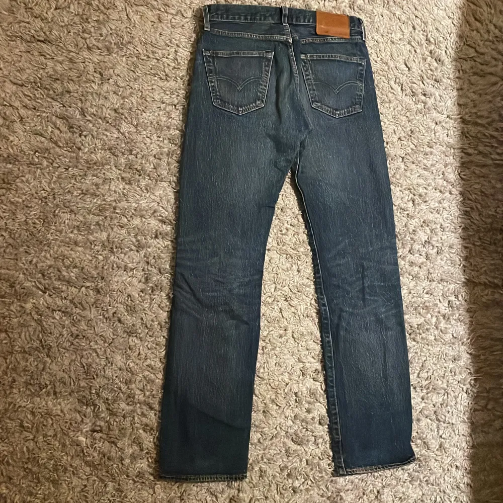 Tja säker mina Levis jeans i bra skick förutom en liten reva på låret!!. Jeans & Byxor.