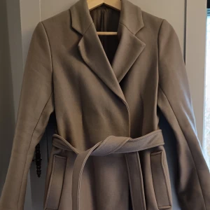 Filippa K ullkappa  - Ullkappa från Filippa K knappt använd i storlek 34. Mullvadsgrå 