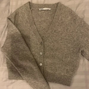 Stickad kofta - Så söt och mysig stickad kofta från Zara, köpt i vintras men har använts ett fåtal gånger så den är i mycket bra skick💕Pris kan diskuteras!