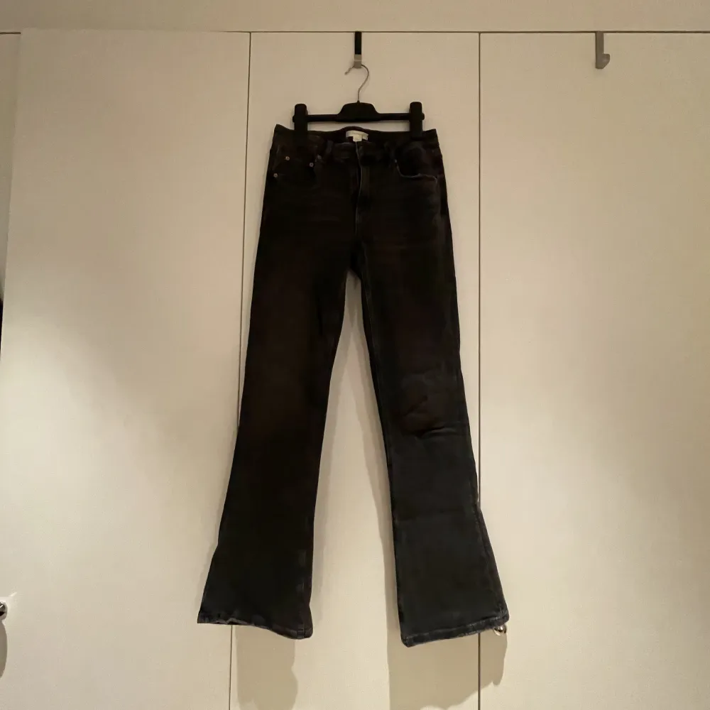 Lågmidjade bootcut jeans från Gina tricot Young, använda en gång, som nya. Jeans & Byxor.