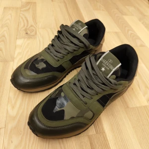 Valentino rockrunners  - Säljer mina valentino rockrunners på grund av att de inte kommer till användning. Nypris 8000kr säljer så billigt pågrund av att skolåda och tillbehör saknas samt har jag slarvat bort kvittot. Hör gärna av dig vid funderingar!   Är öppen för byten!