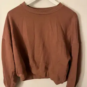 En brun sweatshirt från lager 157 i storlek M, endast använd ett fåtal gånger.