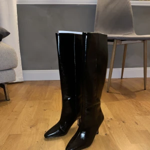 Knähöga stövlar - Ett par knähöga stövlar köpta från Asos som är helt i nyskick då jag inte kunnat använda dem pga för små i vaden. 