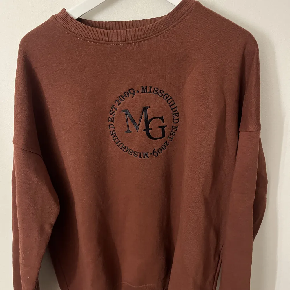 Säljer en brun sweatshirt i storlek 36, köpt från nelly men märket missguided. Endast använd ett fåtal gånger . Tröjor & Koftor.