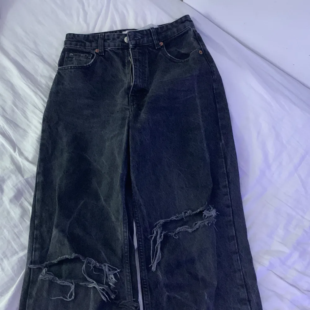 Säljer mina jeans ifrån zara. Dom är aldrig använda eftersom att dom var för små när jag köpte dom och har inte haft tid att skick tillbaka. Original priset var 650.. Jeans & Byxor.