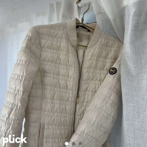 Jacka - En finjacka från Michael Korse i storlek S i en gräddig vit färg. 